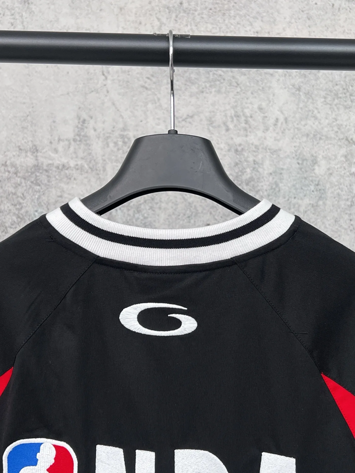 Balenciaga × NBA SS 26 Series T Same Style • Classic ： + ， ， Retro • ： 「BALENCIAGA 10 」 ， NBA ， • ： ， ， 、 ：Black Red ：A 275# Size： S 73 116 24 M 75 120 25 L 77 124 26 XL 79 128 27